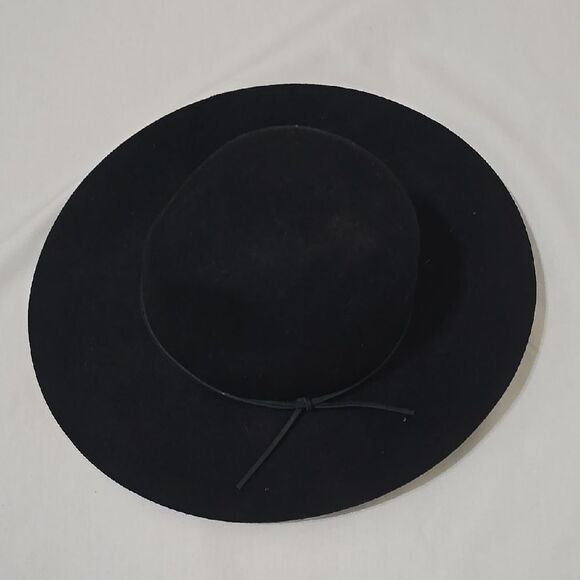 Phenix Black Wide-Brimmed Hat Stylish Accessory - Picture 1 of 4